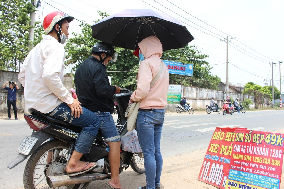 Nắng nóng kinh hoàng sinh viên Sài Gòn vẫn sẵn sàng 'phơi mình' ngoài trời 5 tiếng để đổi lấy 100K Ảnh 3