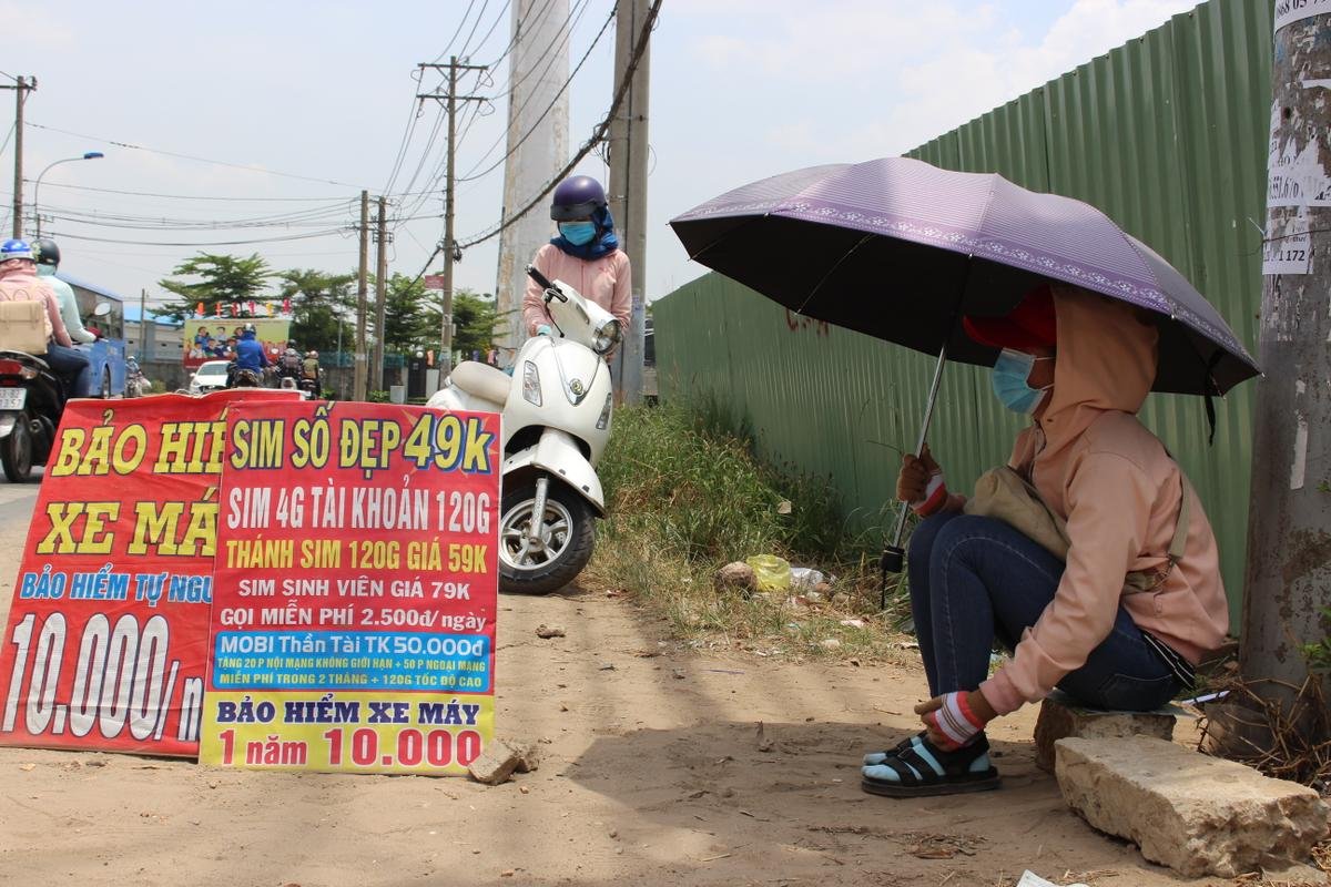 Nắng nóng kinh hoàng sinh viên Sài Gòn vẫn sẵn sàng 'phơi mình' ngoài trời 5 tiếng để đổi lấy 100K Ảnh 1