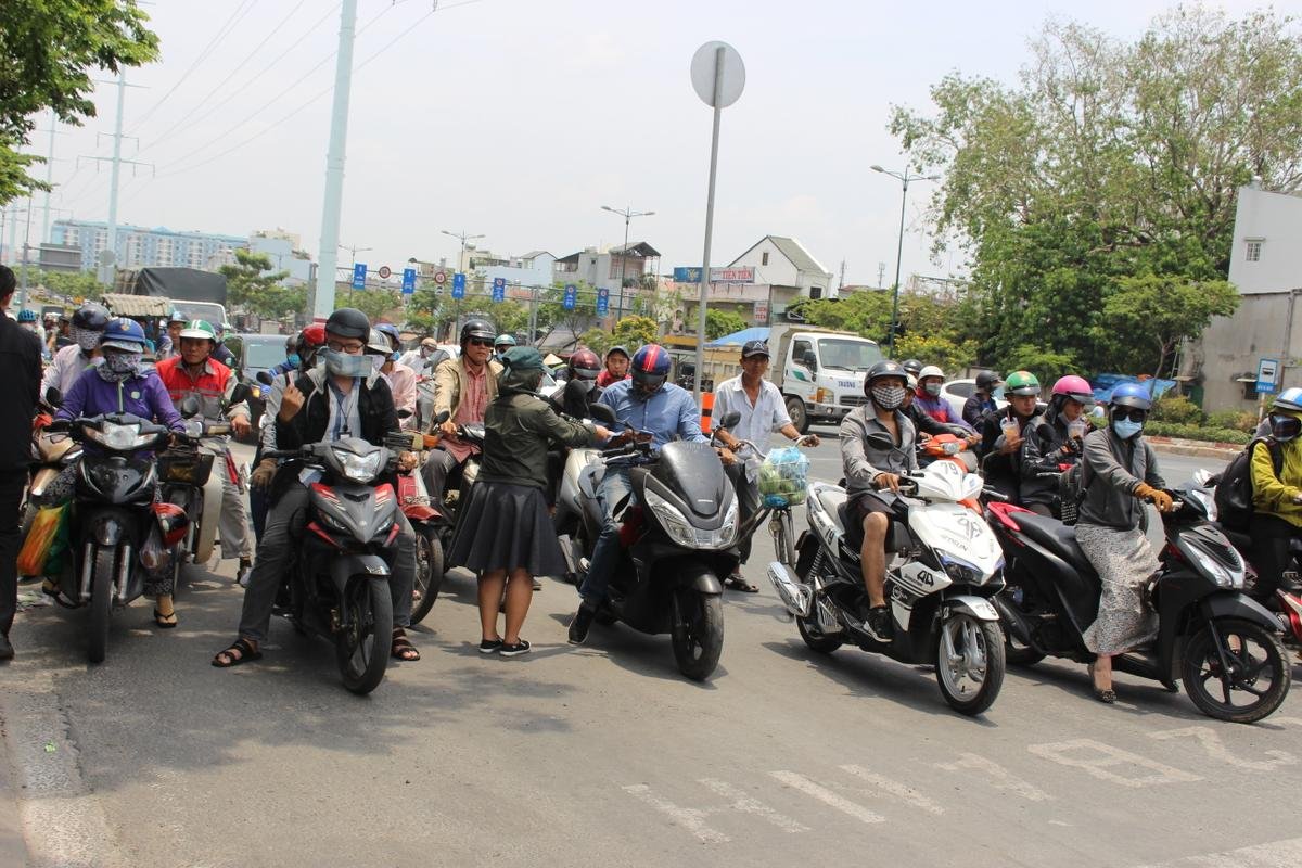 Nắng nóng kinh hoàng sinh viên Sài Gòn vẫn sẵn sàng 'phơi mình' ngoài trời 5 tiếng để đổi lấy 100K Ảnh 10