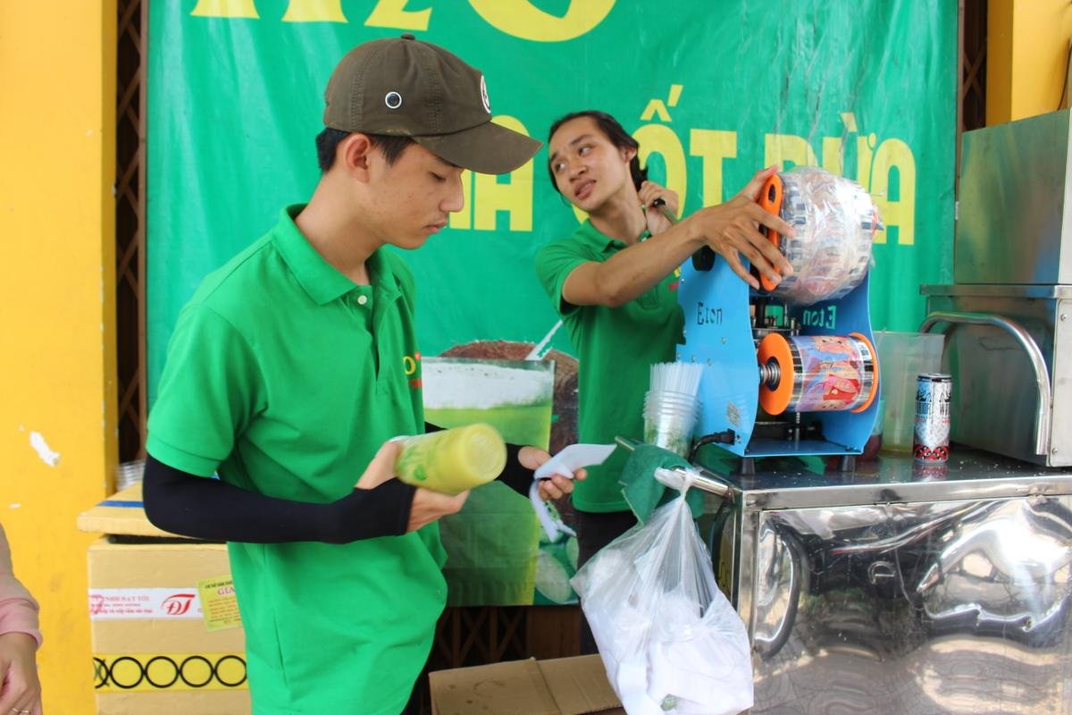 Nắng nóng kinh hoàng sinh viên Sài Gòn vẫn sẵn sàng 'phơi mình' ngoài trời 5 tiếng để đổi lấy 100K Ảnh 12