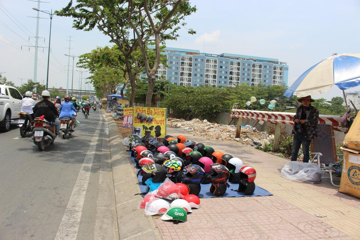 Nắng nóng kinh hoàng sinh viên Sài Gòn vẫn sẵn sàng 'phơi mình' ngoài trời 5 tiếng để đổi lấy 100K Ảnh 7