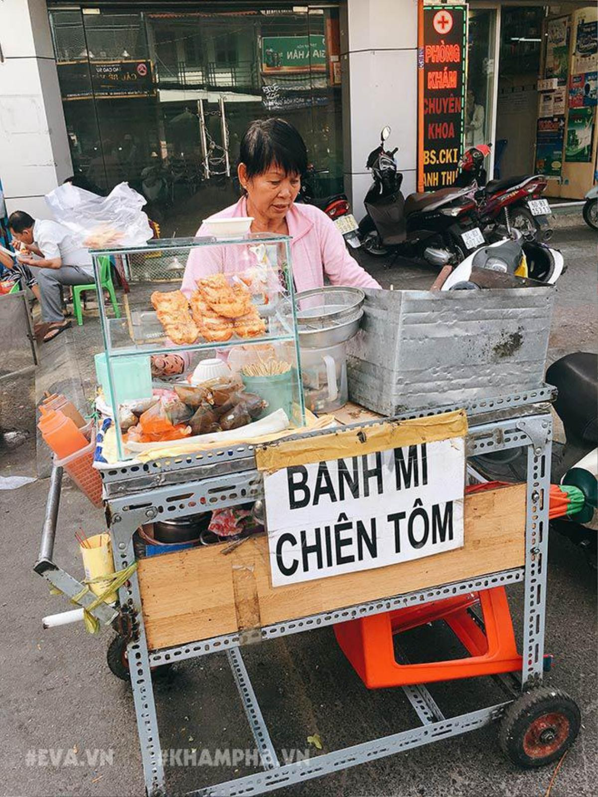 Hàng bánh mì chiên tôm 10 nghìn/chiếc thơm nức mũi khu phố Tây Sài thành Ảnh 1