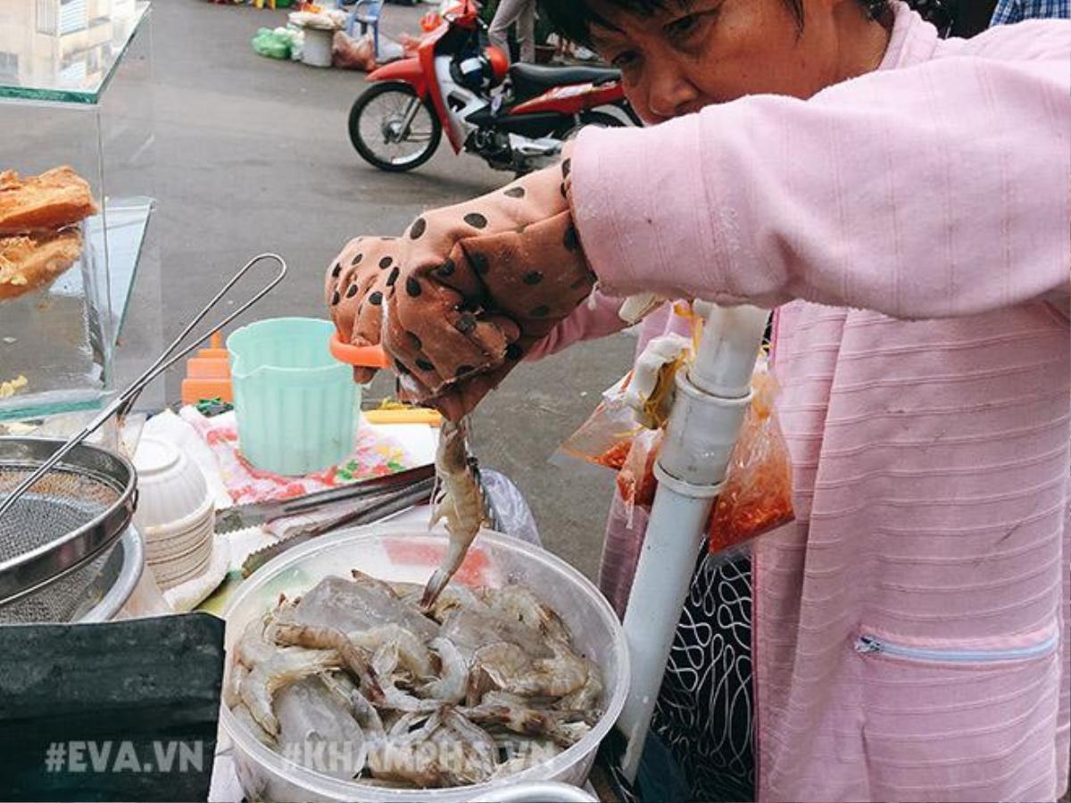 Hàng bánh mì chiên tôm 10 nghìn/chiếc thơm nức mũi khu phố Tây Sài thành Ảnh 3