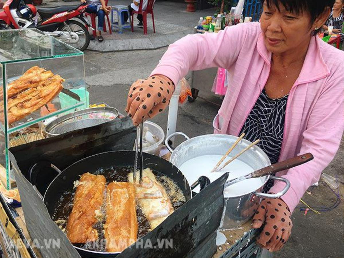 Hàng bánh mì chiên tôm 10 nghìn/chiếc thơm nức mũi khu phố Tây Sài thành Ảnh 5