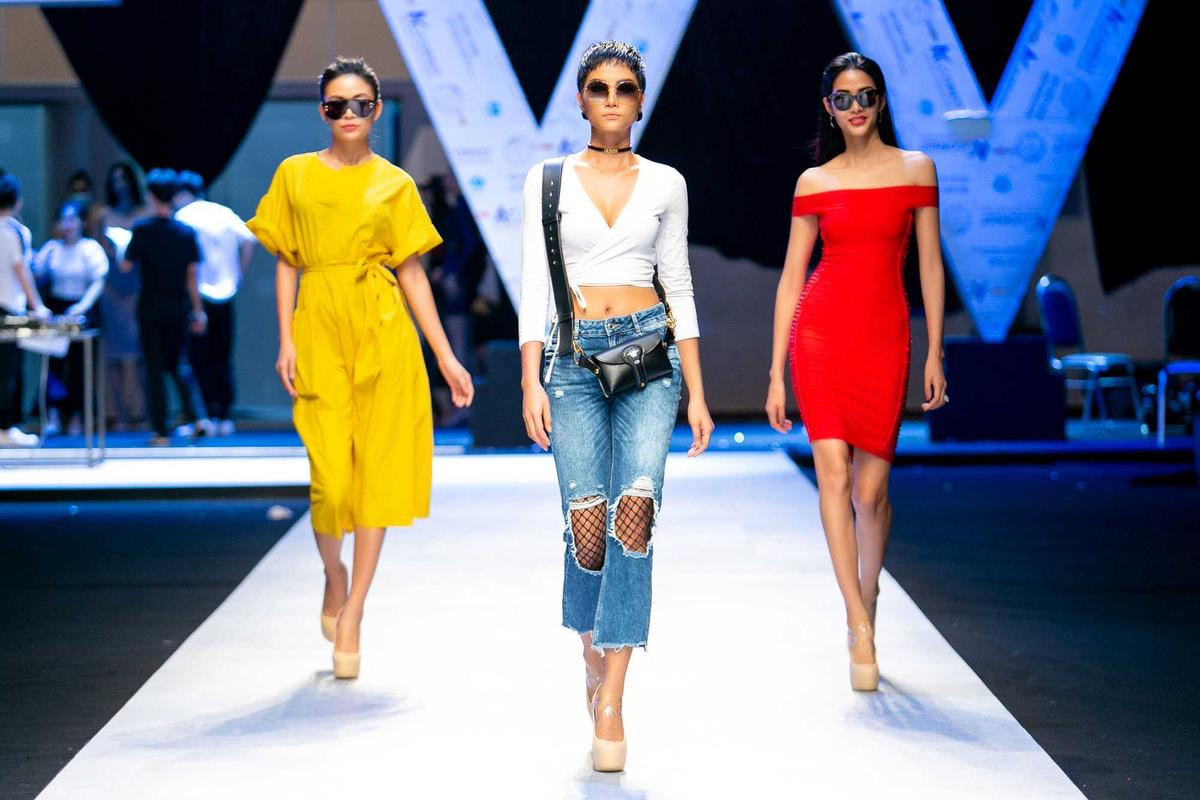 H'Hen Niê khoe eo 'con kiến' nổi bật giữa Hoàng Thuỳ, Mâu Thuỷ rực rỡ tập catwalk Ảnh 1