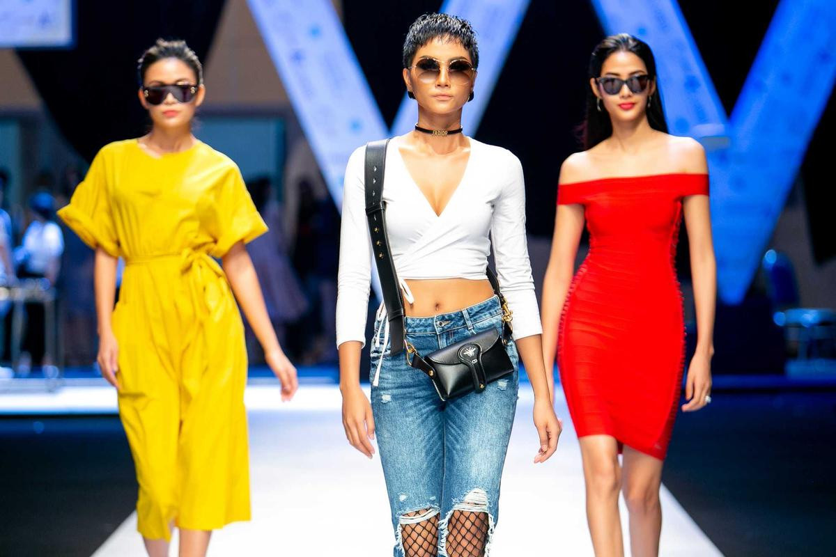 H'Hen Niê khoe eo 'con kiến' nổi bật giữa Hoàng Thuỳ, Mâu Thuỷ rực rỡ tập catwalk Ảnh 2