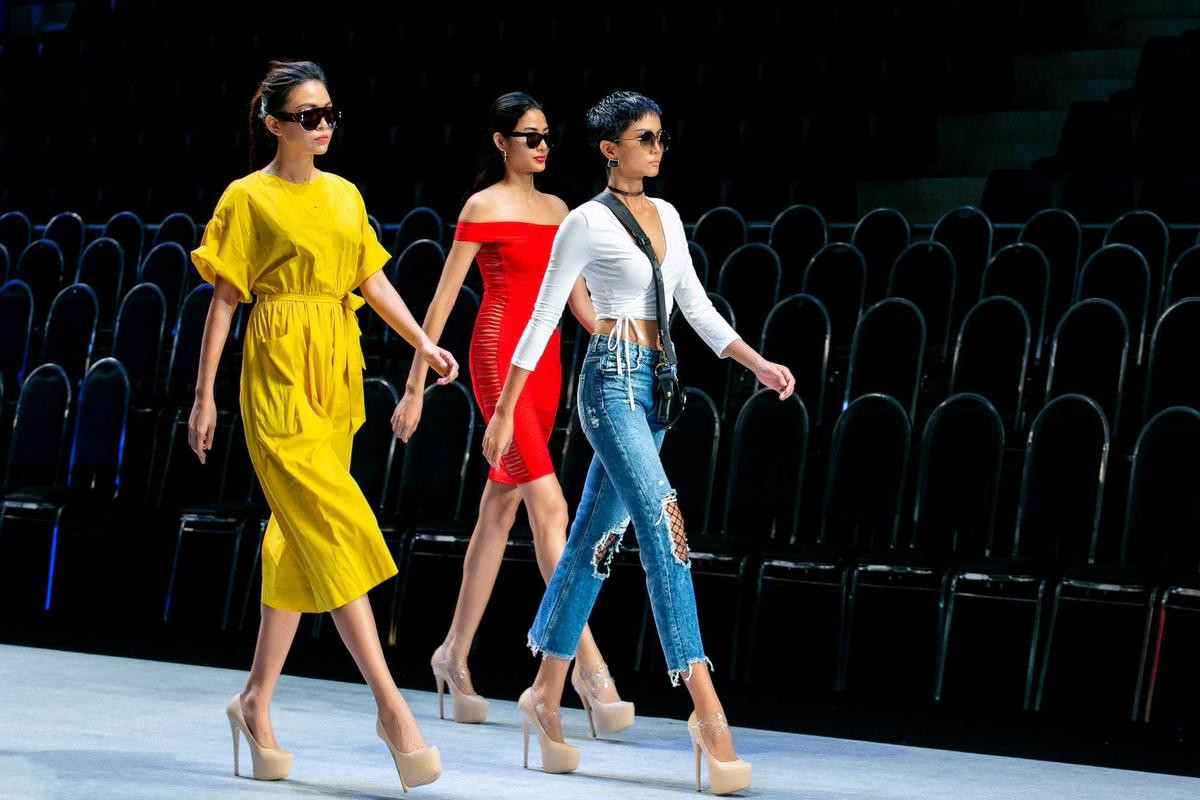 H'Hen Niê khoe eo 'con kiến' nổi bật giữa Hoàng Thuỳ, Mâu Thuỷ rực rỡ tập catwalk Ảnh 4