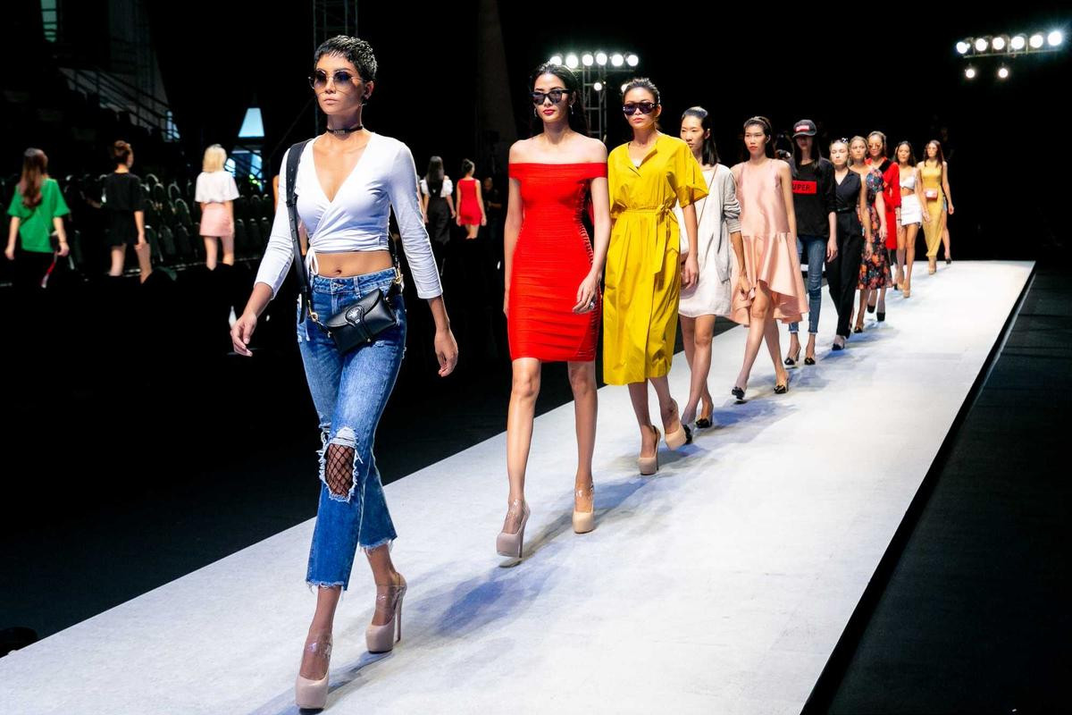 H'Hen Niê khoe eo 'con kiến' nổi bật giữa Hoàng Thuỳ, Mâu Thuỷ rực rỡ tập catwalk Ảnh 3