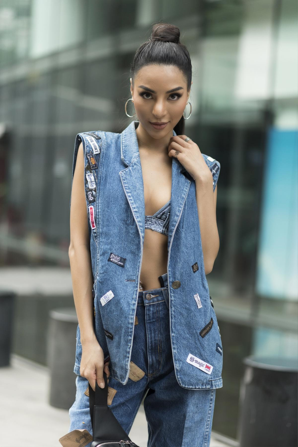 H'Hen Niê tiếp tục trưng dụng tông trắng, Khả Trang quyến rũ với trang phục denim trong ngày thứ hai The Best Street Style Ảnh 6