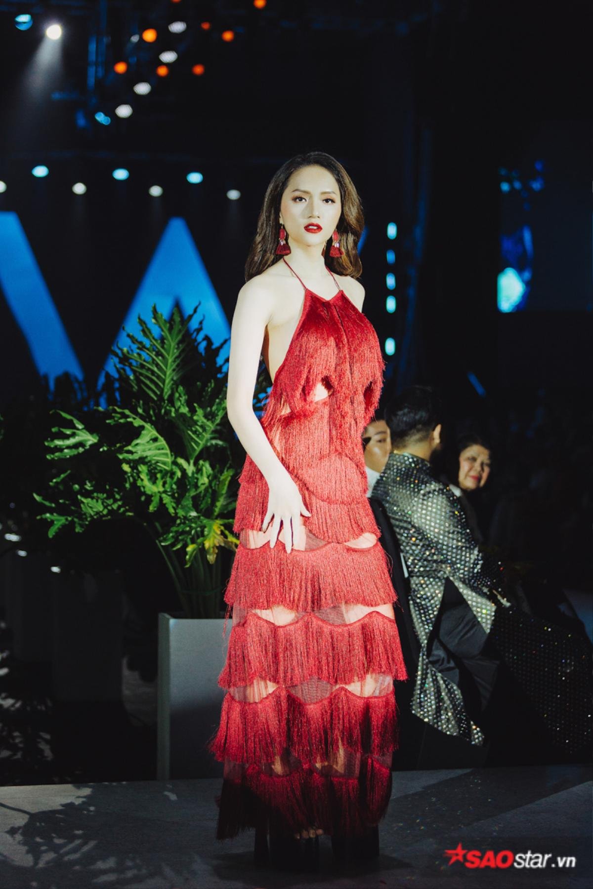 Hot nhất VIFW: Angela Phương Trinh đội mũ lông 'lấn át' Châu Bùi, Sơn Tùng rời sự kiện khi đêm diễn chưa kết thúc Ảnh 14