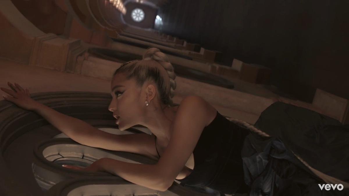 Ariana Grande chính thức quay lại làng nhạc với MV 'ảo diệu' nhất từ trước đến giờ Ảnh 2