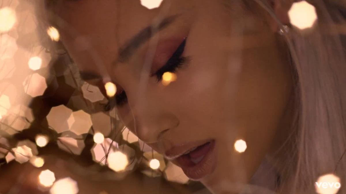 Ariana Grande chính thức quay lại làng nhạc với MV 'ảo diệu' nhất từ trước đến giờ Ảnh 5