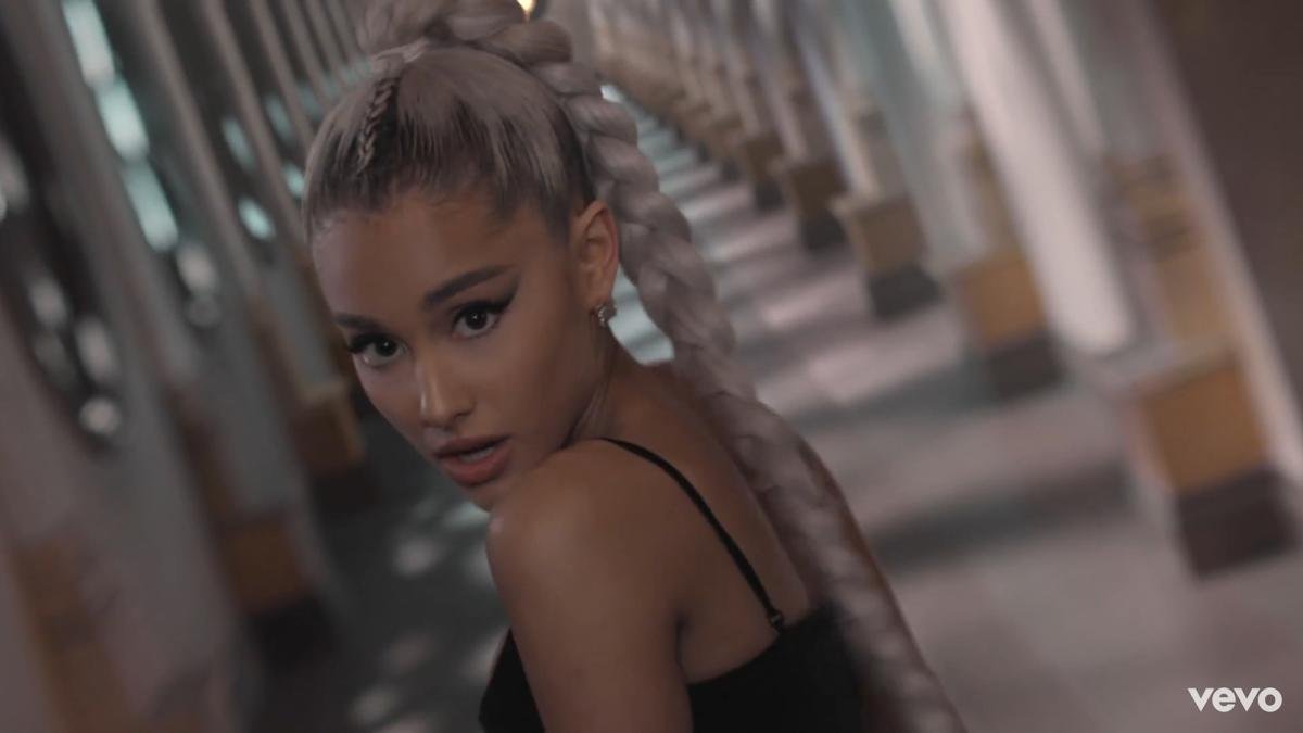 Ariana Grande chính thức quay lại làng nhạc với MV 'ảo diệu' nhất từ trước đến giờ Ảnh 7