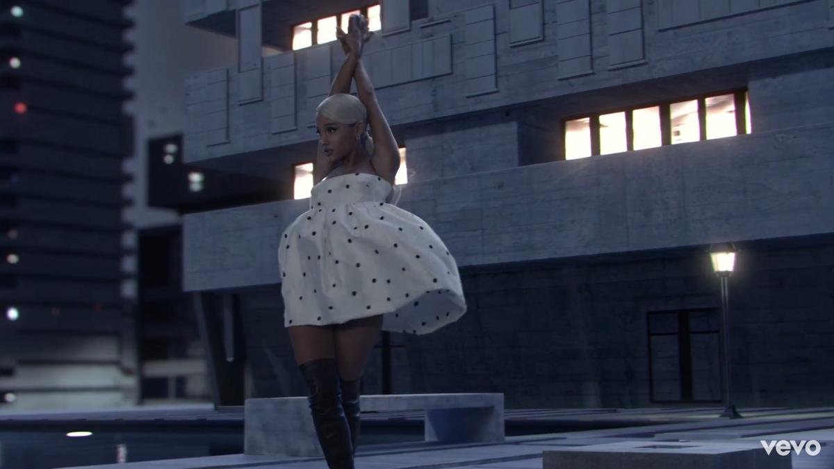 Ariana Grande chính thức quay lại làng nhạc với MV 'ảo diệu' nhất từ trước đến giờ Ảnh 9