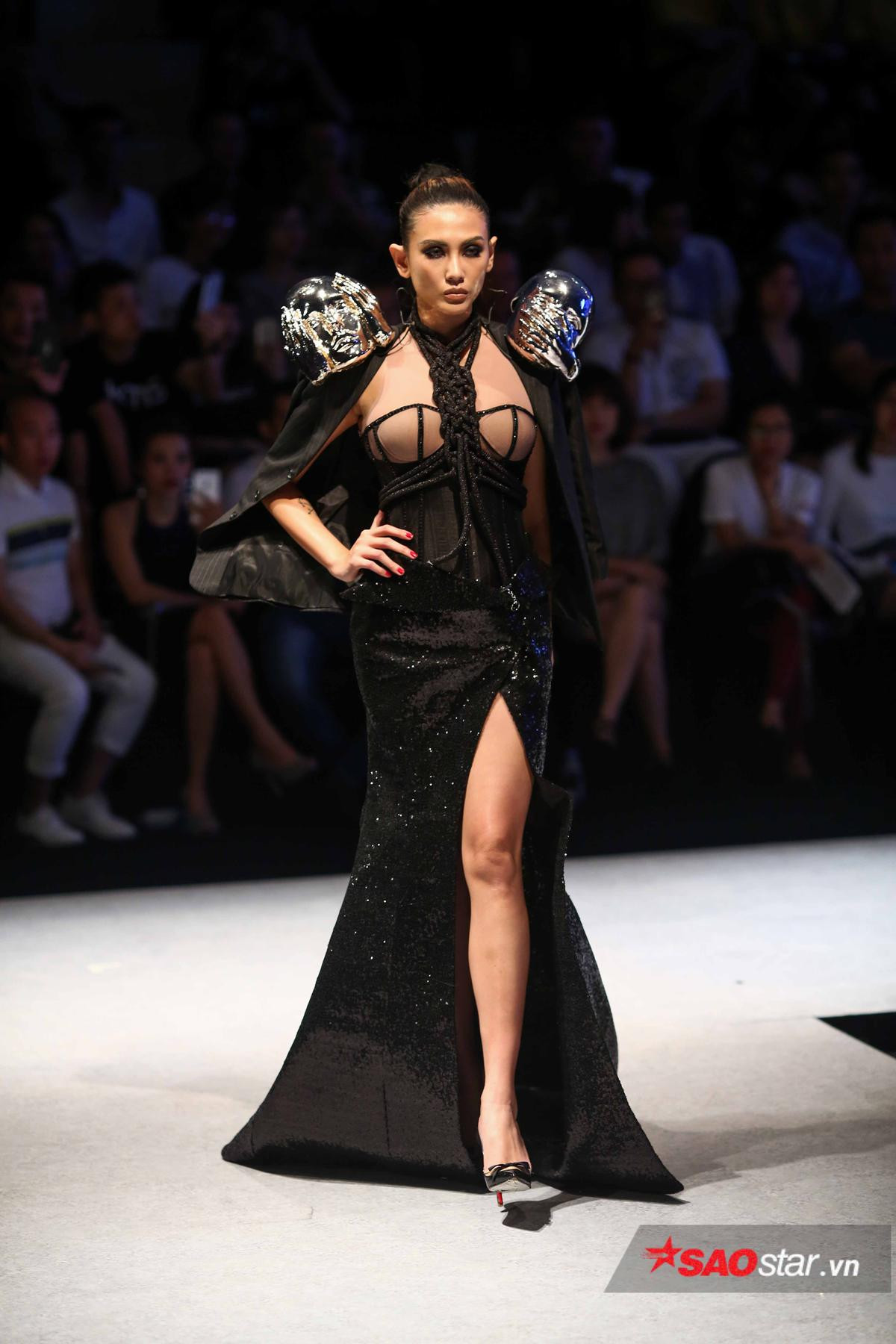 Võ Hoàng Yến diện thiết kế gắn mô hình đầu người 'càn quét' ngày 2 VIFW 2018 Ảnh 2