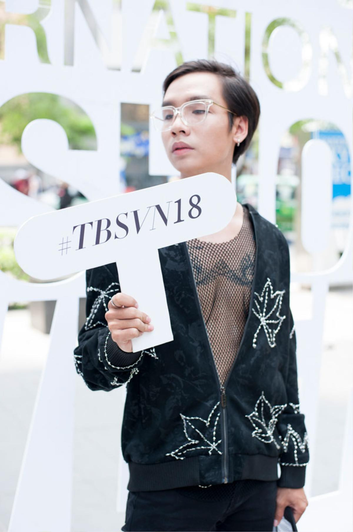 The Best Street Style ngày 4: Tín đồ thời trang nam diện đồ ngủ, quấn khăn tắm tự tin sải bước trên phố Ảnh 2