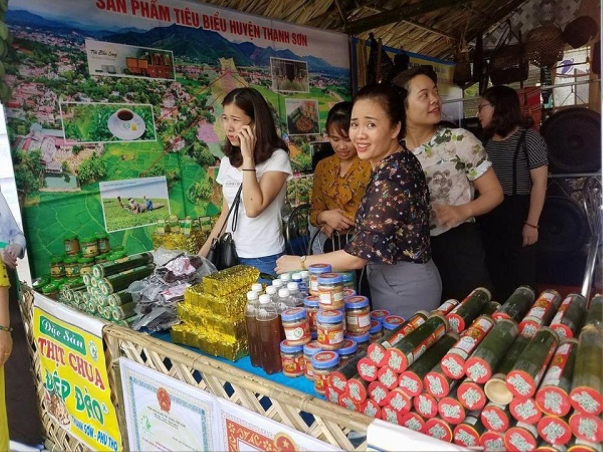 Phong phú gian trưng bày sản vật địa phương mừng giỗ tổ Hùng Vương Ảnh 5