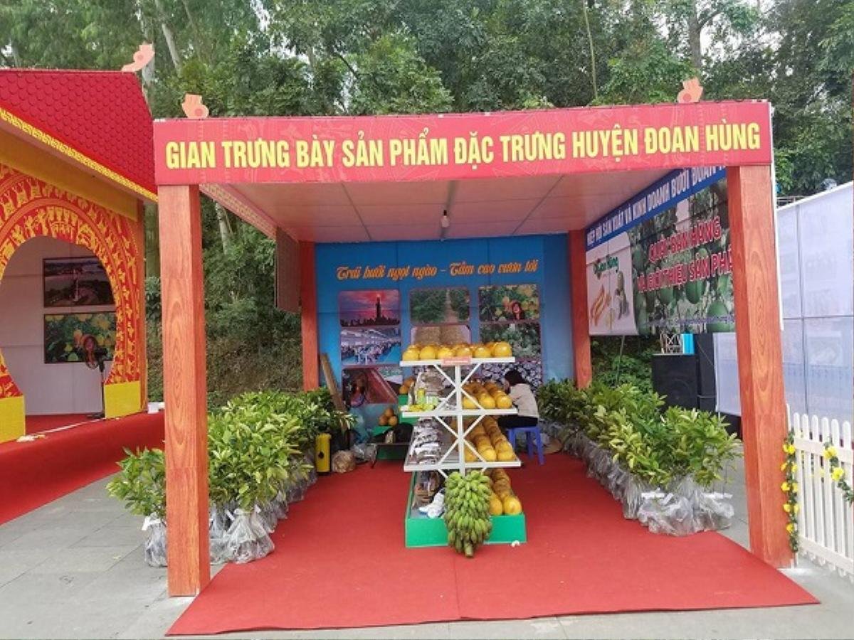 Phong phú gian trưng bày sản vật địa phương mừng giỗ tổ Hùng Vương Ảnh 1