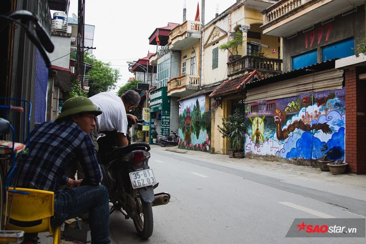 Ngẩn ngơ ngắm con đường bích họa đậm nét văn hóa tâm linh ngay Thủ đô Hà Nội Ảnh 2