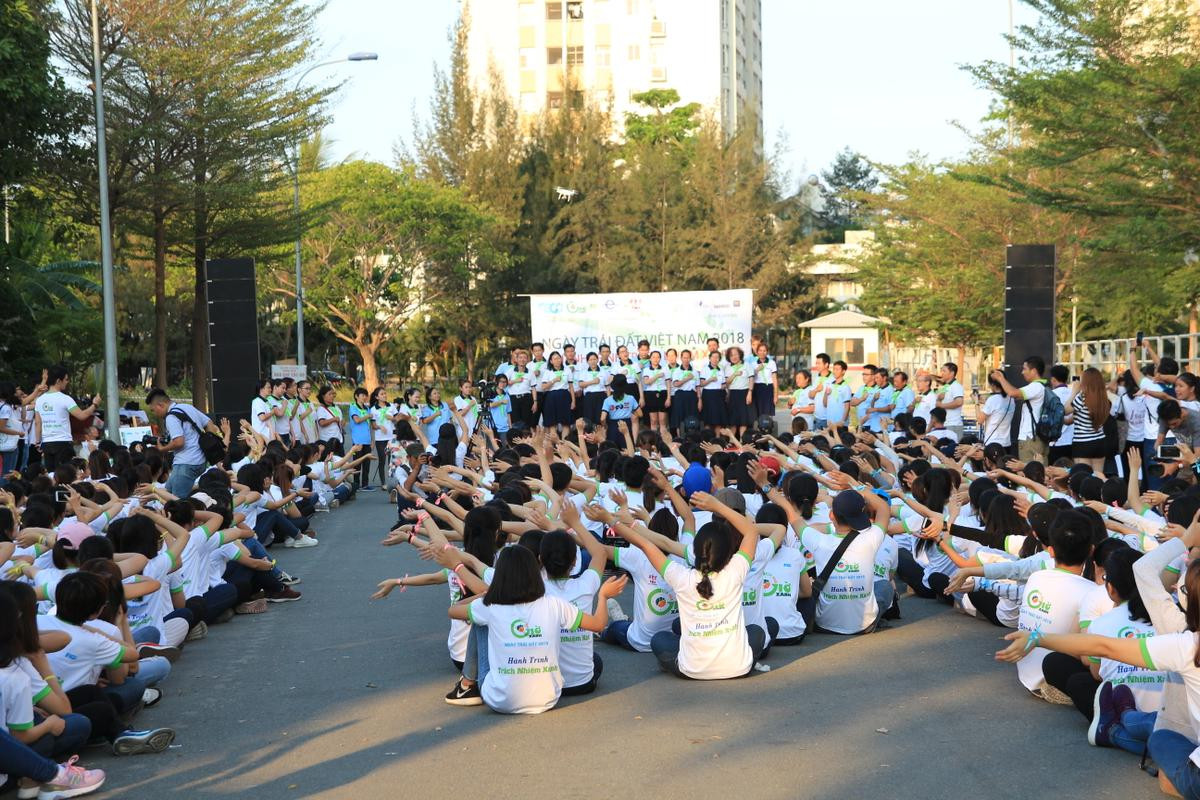 Sinh viên Sài Gòn hòa chung điệu flashmob cùng Châu Đăng Khoa nhân ngày Trái đất 2018 Ảnh 2