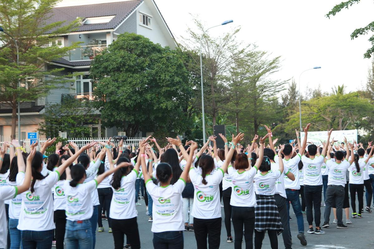 Sinh viên Sài Gòn hòa chung điệu flashmob cùng Châu Đăng Khoa nhân ngày Trái đất 2018 Ảnh 7