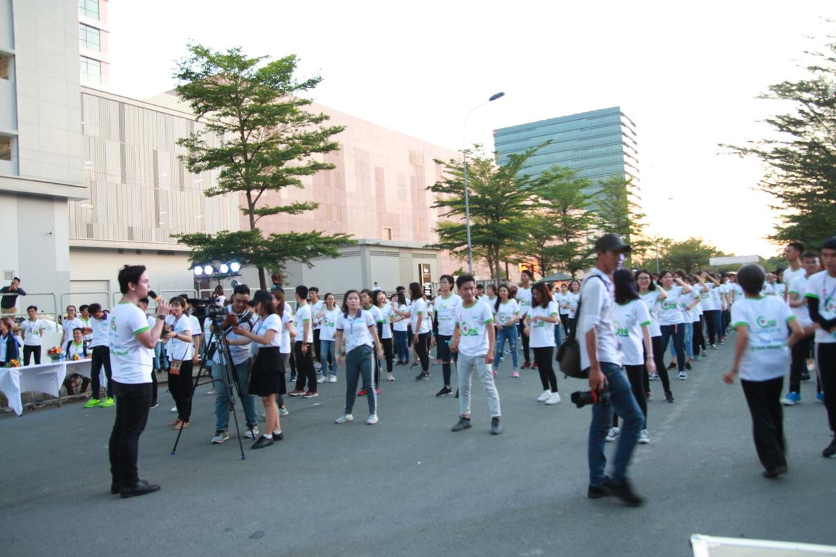 Sinh viên Sài Gòn hòa chung điệu flashmob cùng Châu Đăng Khoa nhân ngày Trái đất 2018 Ảnh 12