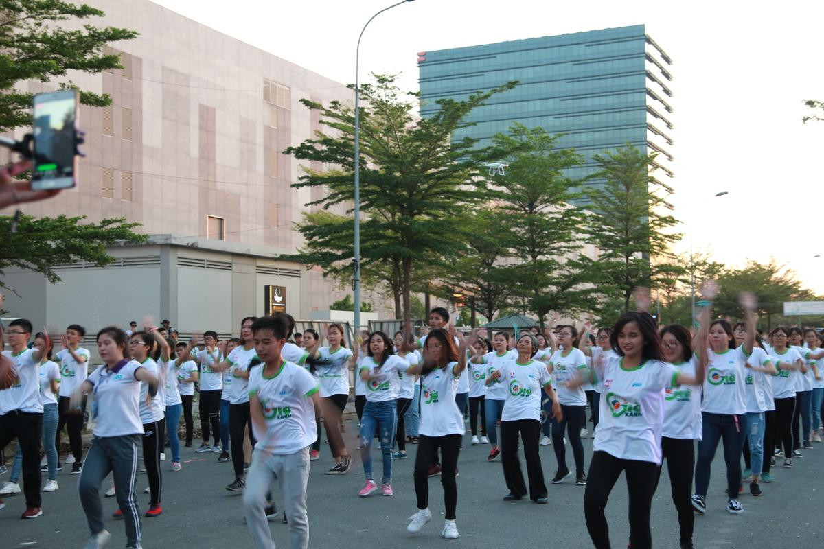 Sinh viên Sài Gòn hòa chung điệu flashmob cùng Châu Đăng Khoa nhân ngày Trái đất 2018 Ảnh 6