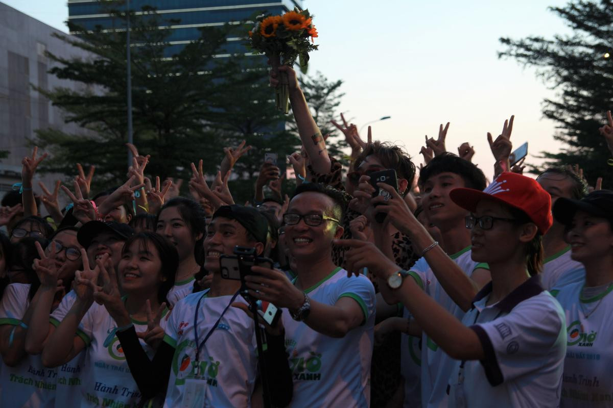 Sinh viên Sài Gòn hòa chung điệu flashmob cùng Châu Đăng Khoa nhân ngày Trái đất 2018 Ảnh 10