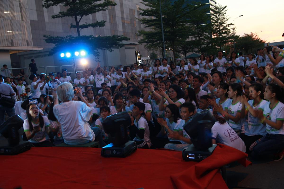 Sinh viên Sài Gòn hòa chung điệu flashmob cùng Châu Đăng Khoa nhân ngày Trái đất 2018 Ảnh 8