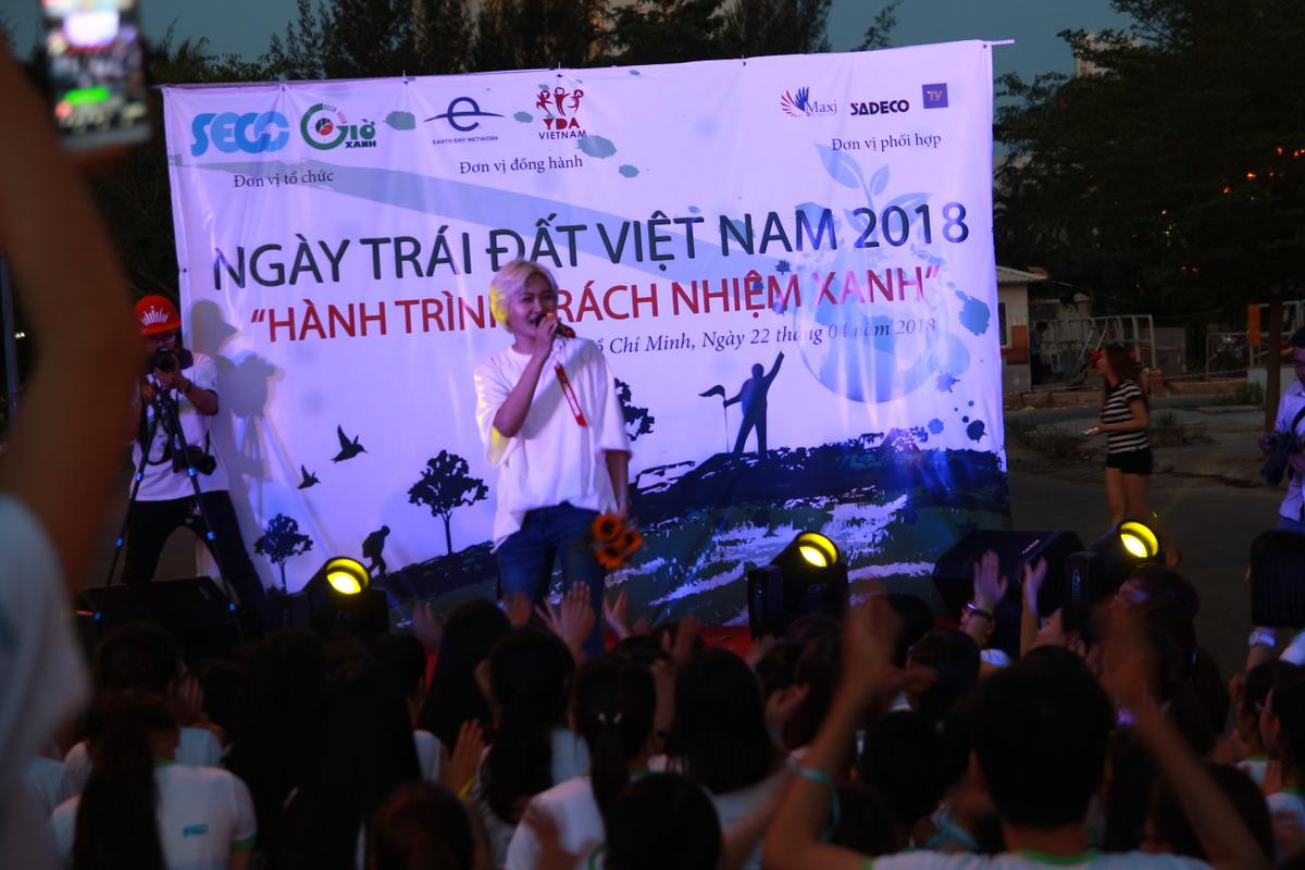 Sinh viên Sài Gòn hòa chung điệu flashmob cùng Châu Đăng Khoa nhân ngày Trái đất 2018 Ảnh 3