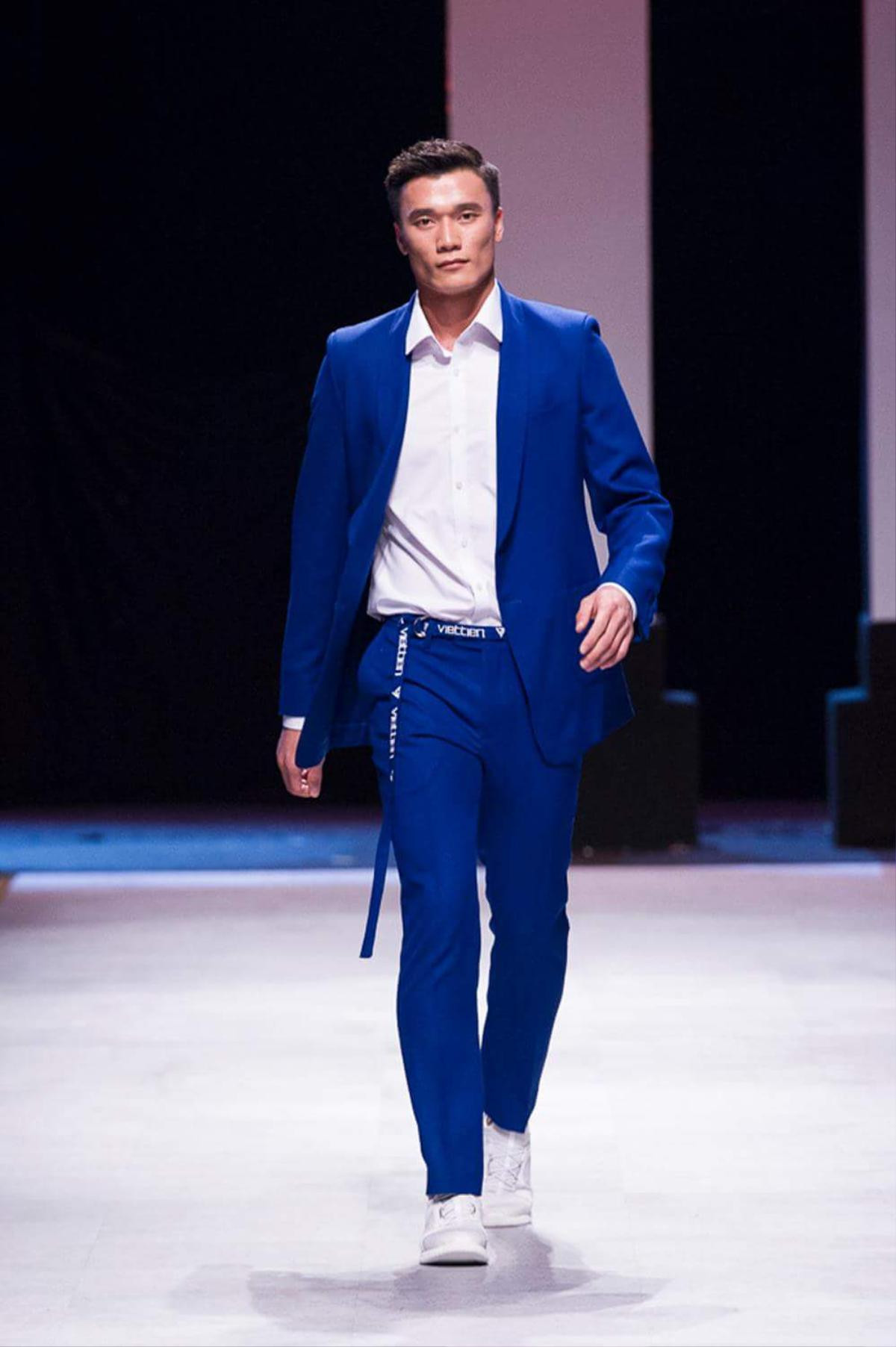 Lần đầu catwalk, Bùi Tiến Dũng thể hiện thần thái người mẫu, khiến khán giả ngây ngất Ảnh 4