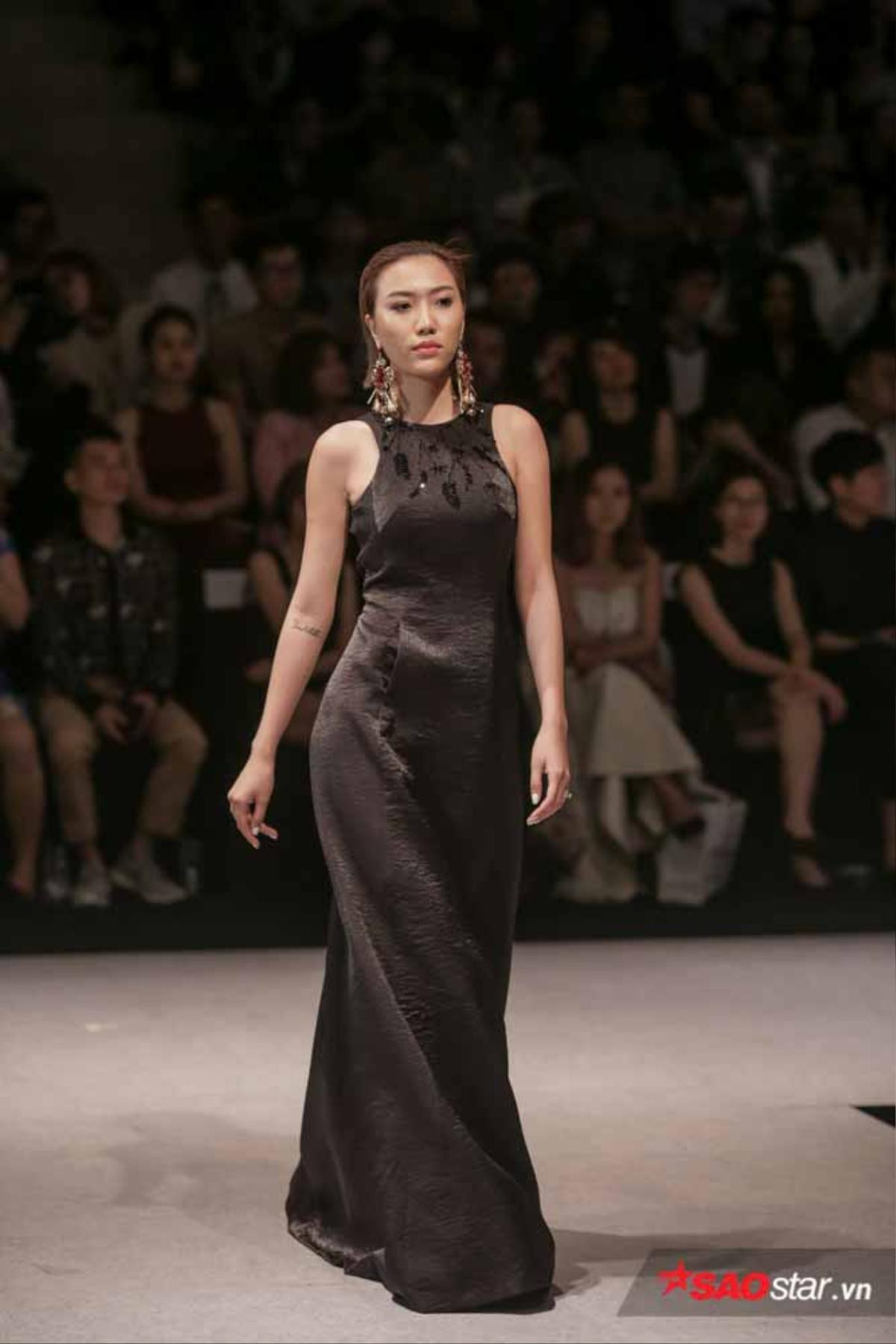 Lan Khuê suýt để rơi vương miện vì quá nặng, tình tứ với Nhan Phúc Vinh ngay trên sàn runway Ảnh 20