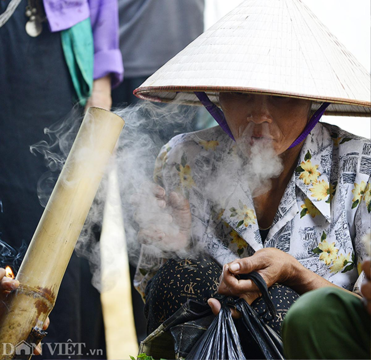 Về nơi phụ nữ hút thuốc lào, nhả khói điệu nghệ như đàn ông Ảnh 10