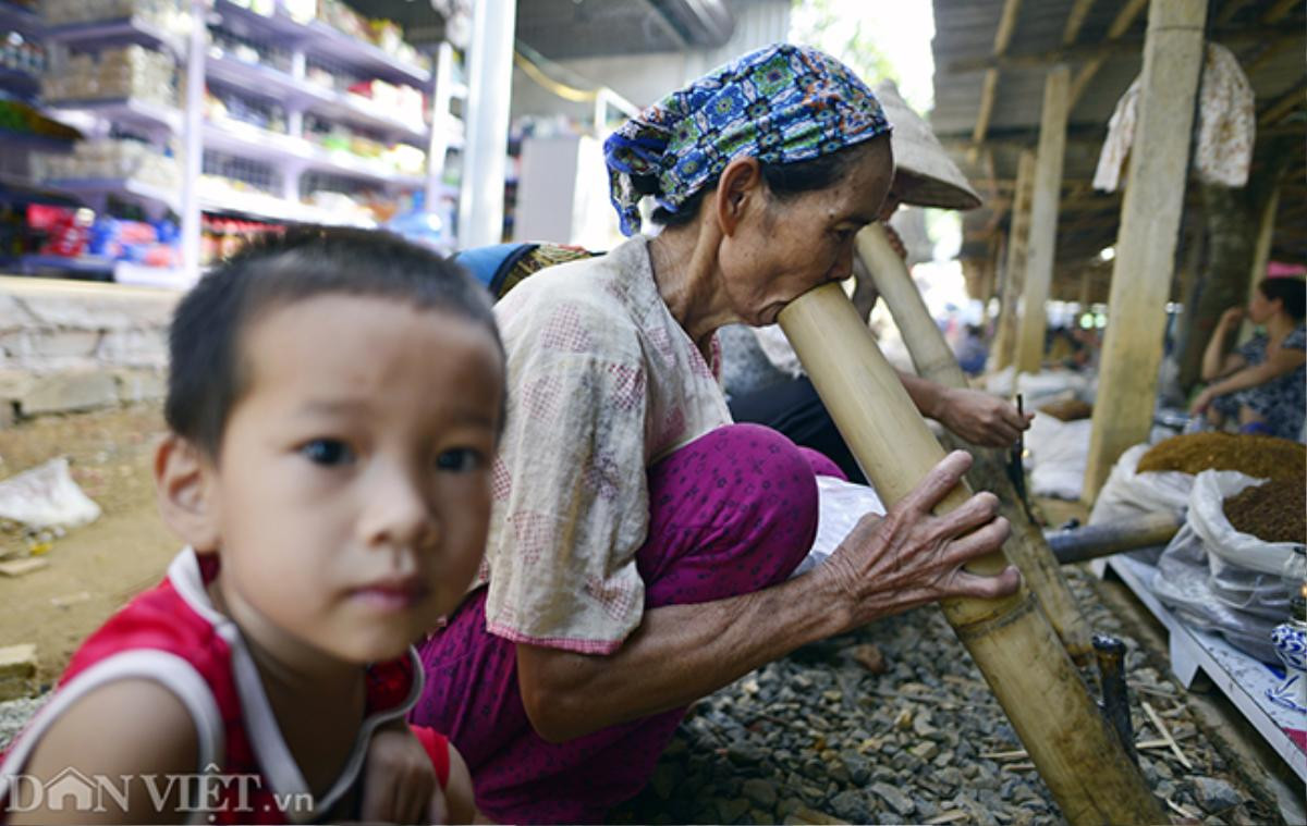 Về nơi phụ nữ hút thuốc lào, nhả khói điệu nghệ như đàn ông Ảnh 8