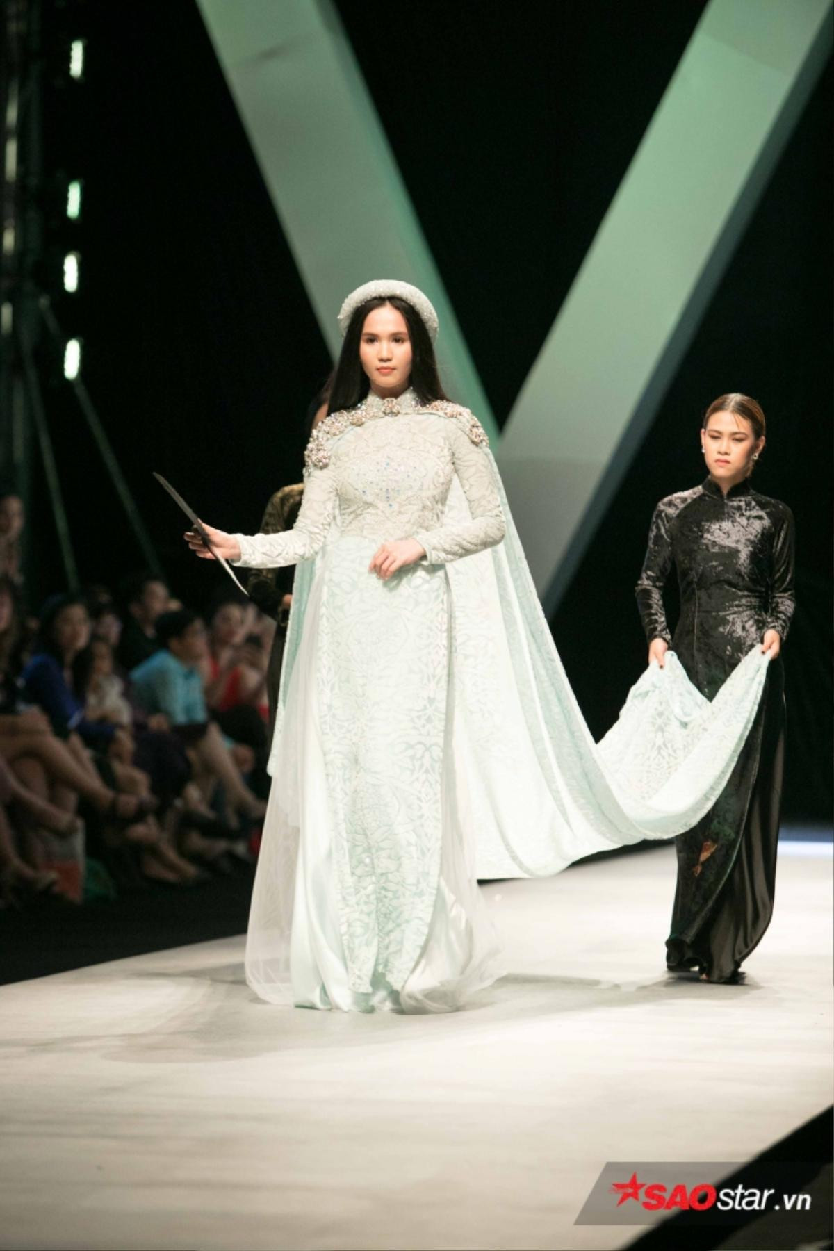 Hot nhất VIFW 2018: Nón nhái của Angela Phương Trinh bị 'cú phẩy đuôi' của 'tiên cá' Như Quỳnh hạ gục, Võ Hoàng Yến chiếm nhiều vị trí vedette Ảnh 12