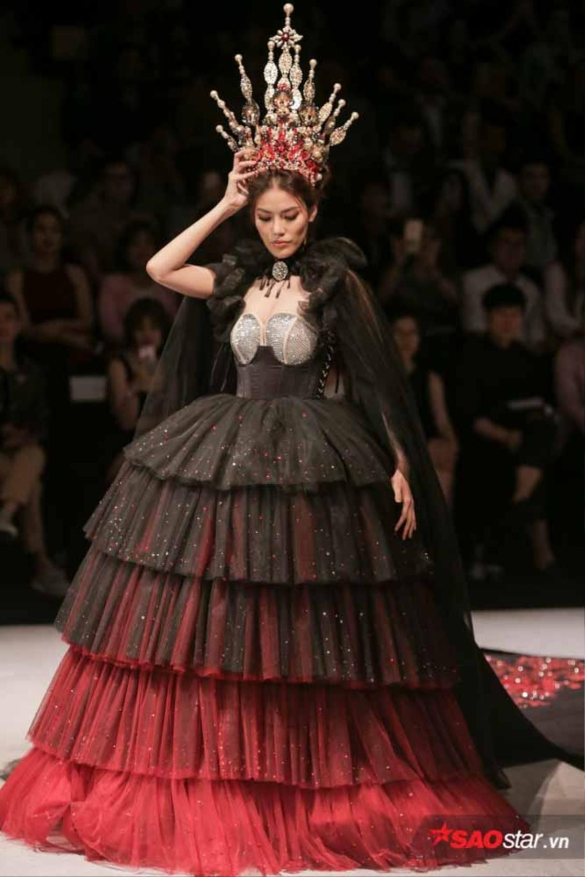 Hot nhất VIFW 2018: Nón nhái của Angela Phương Trinh bị 'cú phẩy đuôi' của 'tiên cá' Như Quỳnh hạ gục, Võ Hoàng Yến chiếm nhiều vị trí vedette Ảnh 20