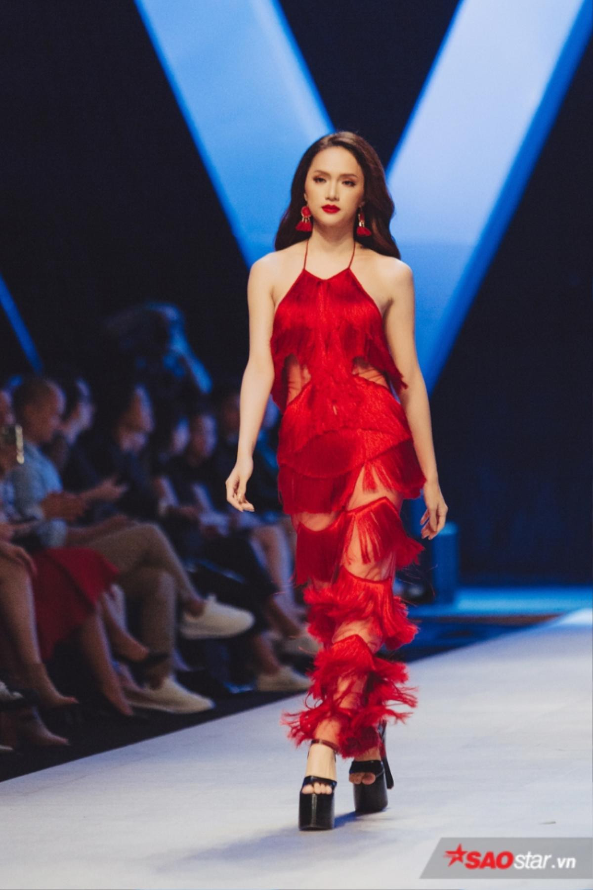 Hot nhất VIFW 2018: Nón nhái của Angela Phương Trinh bị 'cú phẩy đuôi' của 'tiên cá' Như Quỳnh hạ gục, Võ Hoàng Yến chiếm nhiều vị trí vedette Ảnh 19