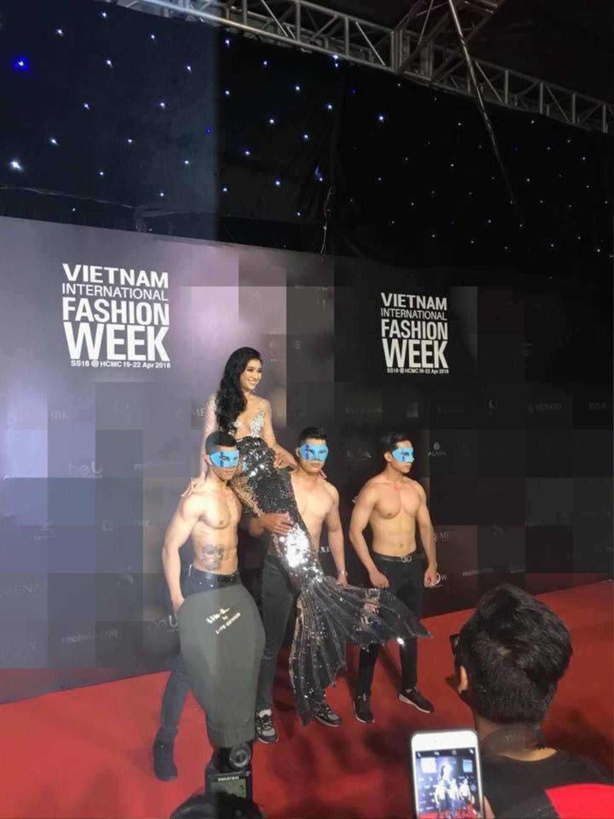 Hot nhất VIFW 2018: Nón nhái của Angela Phương Trinh bị 'cú phẩy đuôi' của 'tiên cá' Như Quỳnh hạ gục, Võ Hoàng Yến chiếm nhiều vị trí vedette Ảnh 1