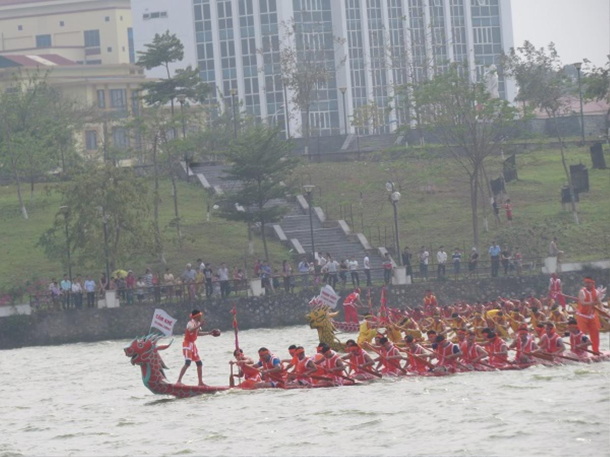 Thi bơi chải dịp Giỗ Tổ: Đắm thuyền, hàng chục VĐV chìm nghỉm Ảnh 2