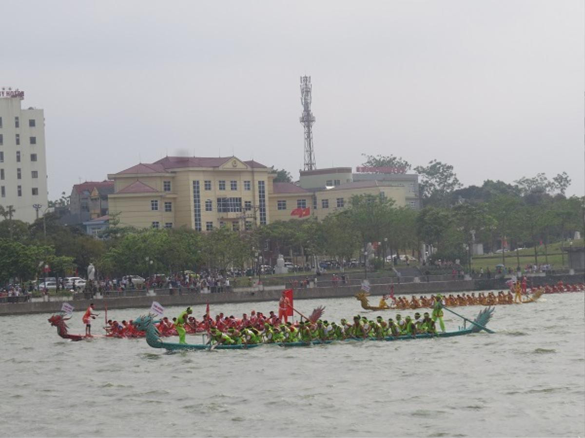 Thi bơi chải dịp Giỗ Tổ: Đắm thuyền, hàng chục VĐV chìm nghỉm Ảnh 3