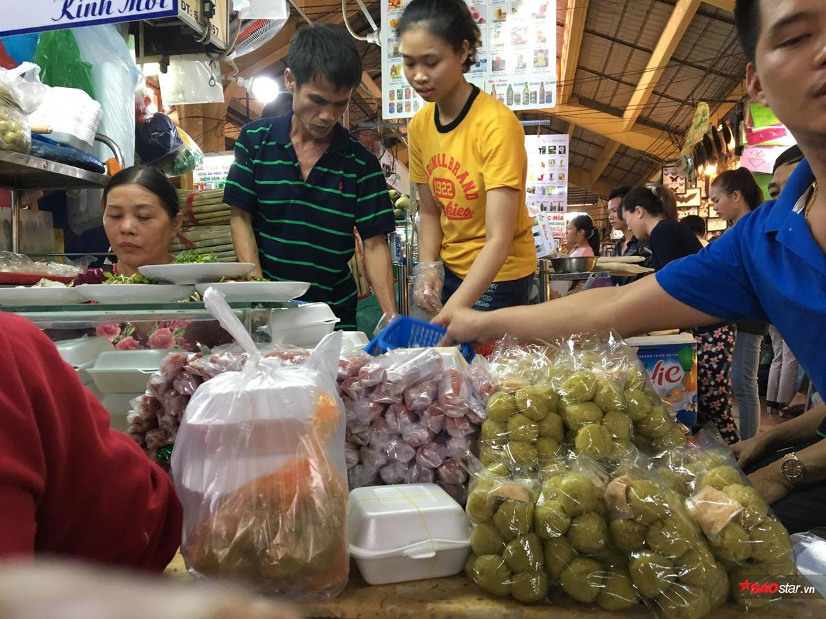 Tiệm bánh bèo trứ danh chợ Bến Thành, 22 năm ngày nào cũng bán hơn ngàn đĩa mà khách vẫn xếp hàng dài chờ mua Ảnh 9