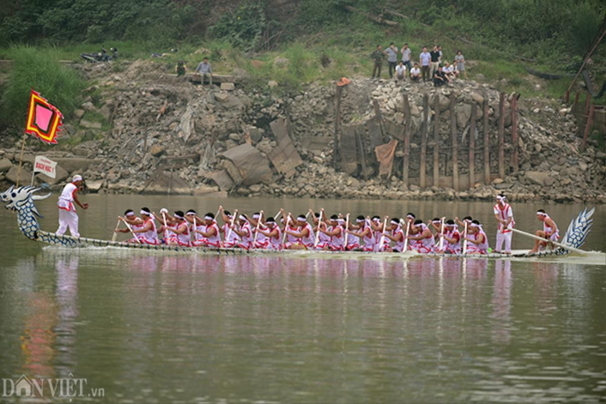 Cả khúc sông Lô 5km náo nhiệt vì gần 200 trai tráng đua thuyền Ảnh 11