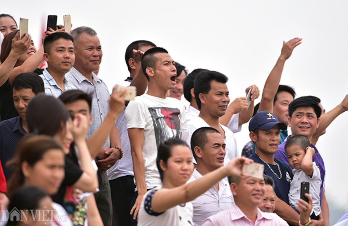 Cả khúc sông Lô 5km náo nhiệt vì gần 200 trai tráng đua thuyền Ảnh 6