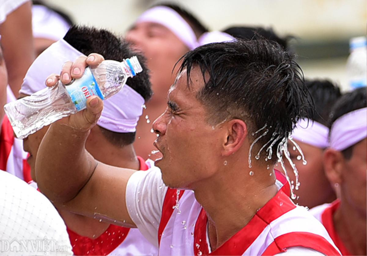 Cả khúc sông Lô 5km náo nhiệt vì gần 200 trai tráng đua thuyền Ảnh 8