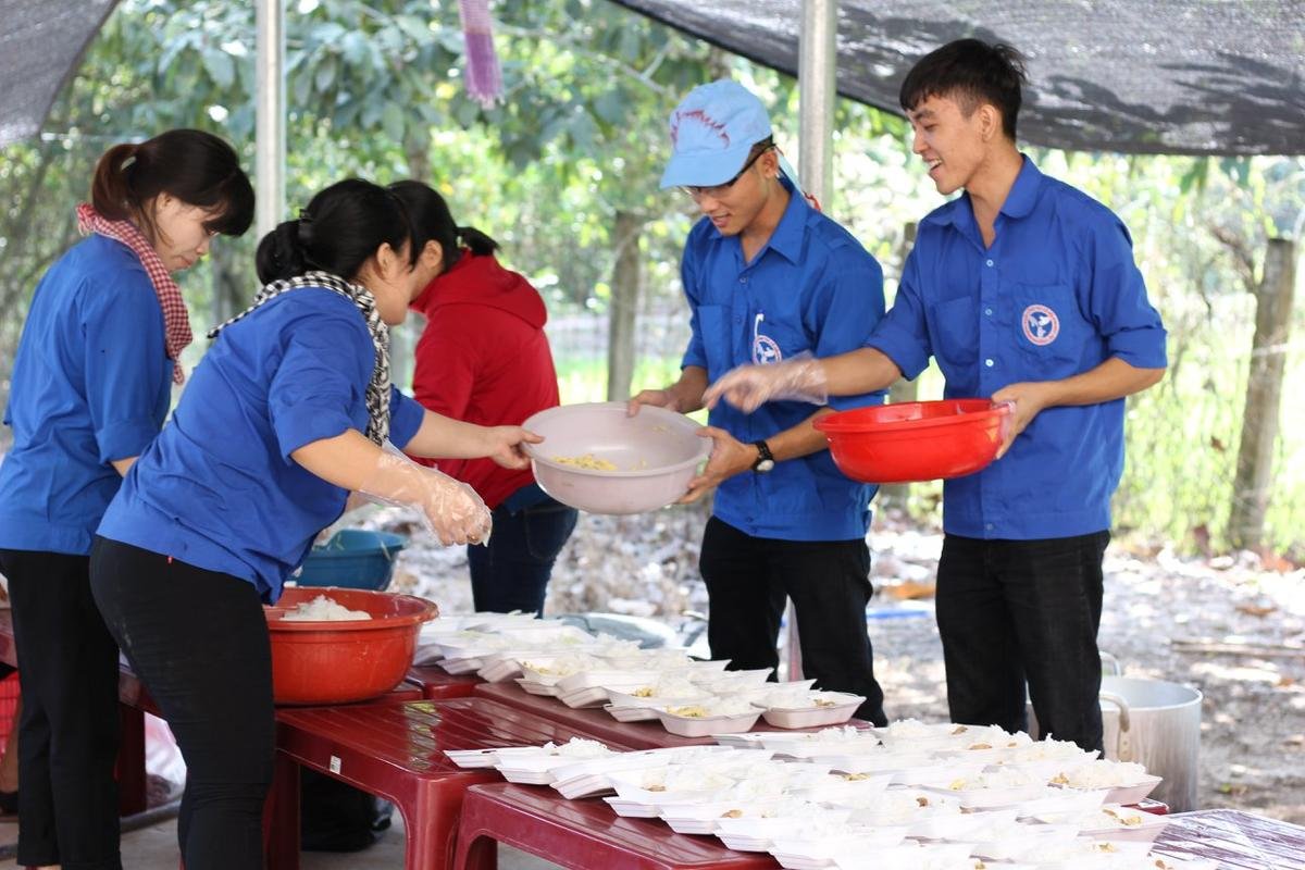 Những bữa cơm chay miễn phí ấm lòng người nghèo của sinh viên Đại học Nông Lâm TP.HCM Ảnh 7