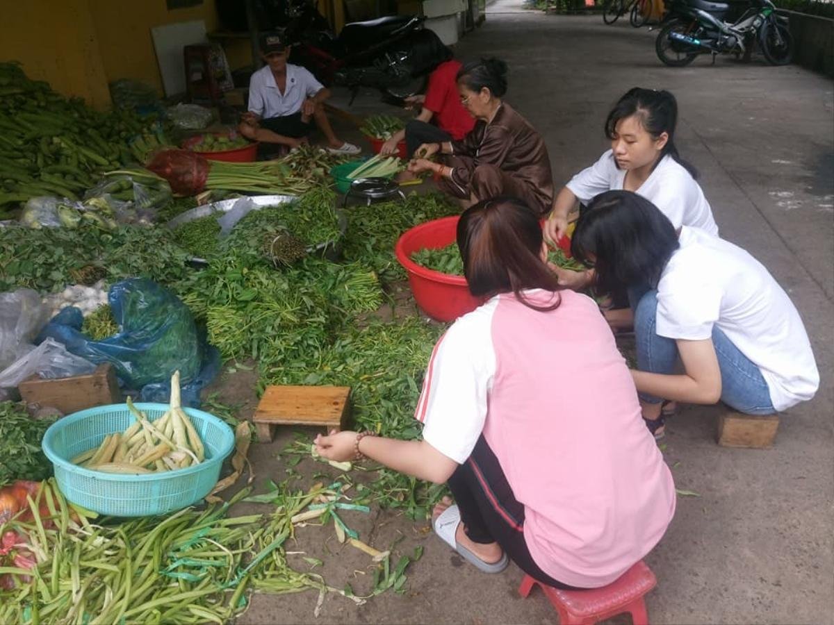 Những bữa cơm chay miễn phí ấm lòng người nghèo của sinh viên Đại học Nông Lâm TP.HCM Ảnh 4