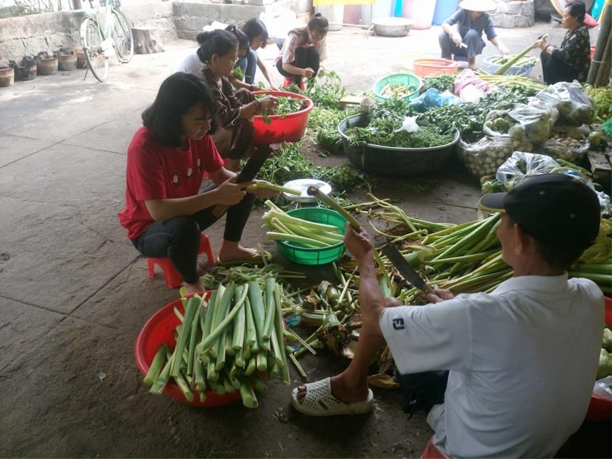 Những bữa cơm chay miễn phí ấm lòng người nghèo của sinh viên Đại học Nông Lâm TP.HCM Ảnh 5