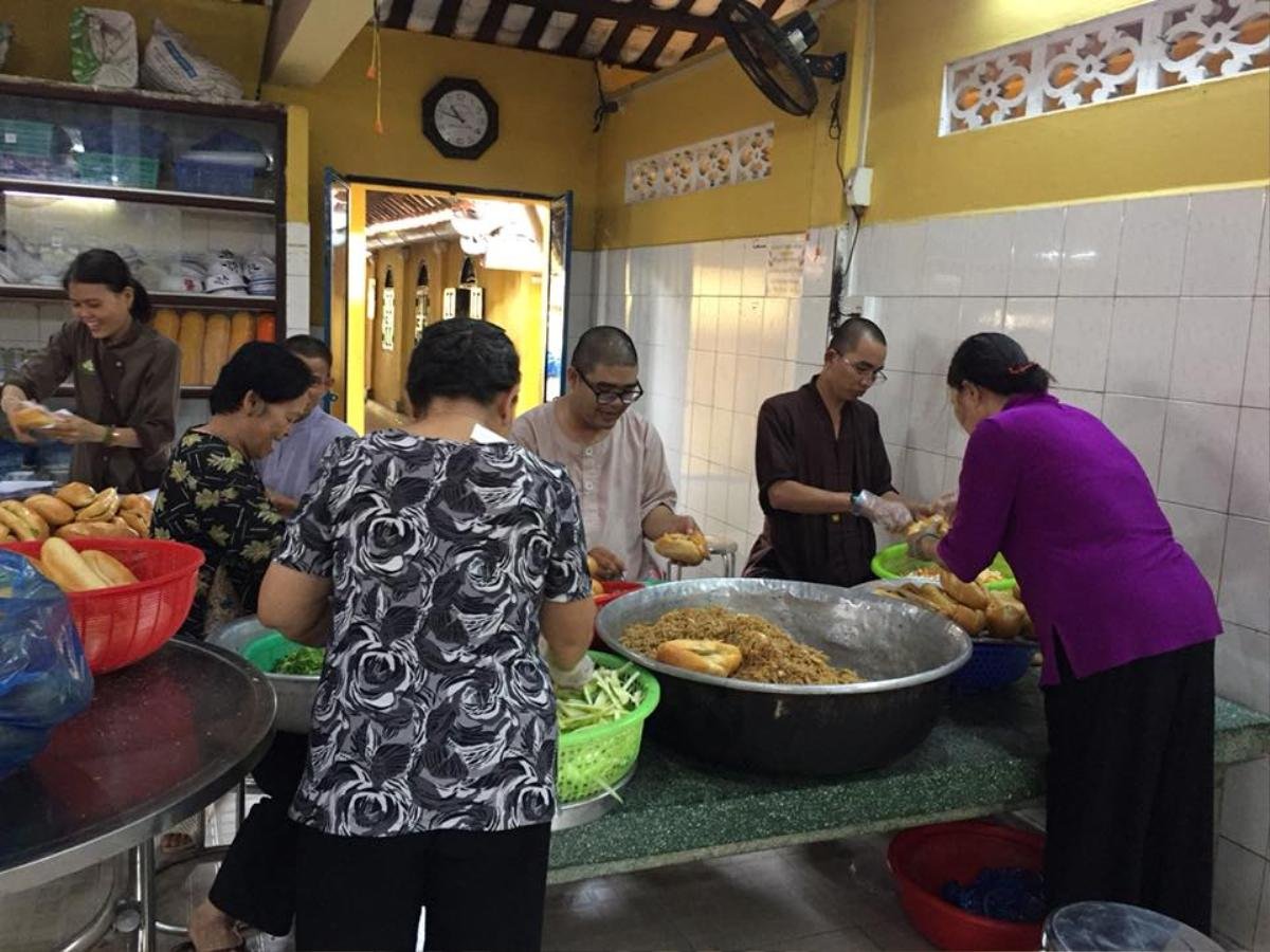 Những bữa cơm chay miễn phí ấm lòng người nghèo của sinh viên Đại học Nông Lâm TP.HCM Ảnh 8