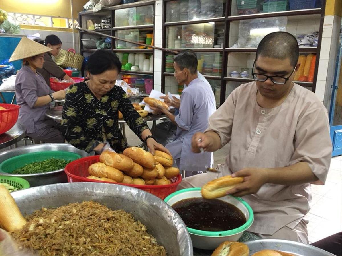 Những bữa cơm chay miễn phí ấm lòng người nghèo của sinh viên Đại học Nông Lâm TP.HCM Ảnh 9