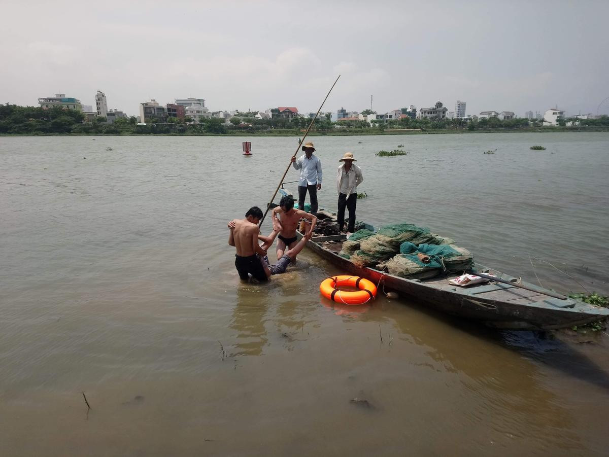 Nam thanh niên được cứu sống nhờ bám chặt cọc tiêu giữa sông sau khi nhảy cầu tự tử Ảnh 1